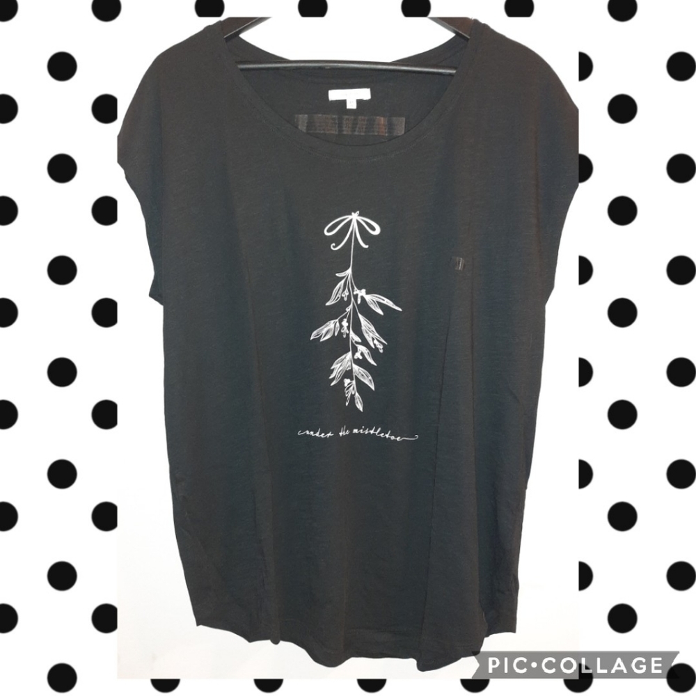 🆕️ "Under The Mistletoe" Ladies Plus Size Top
